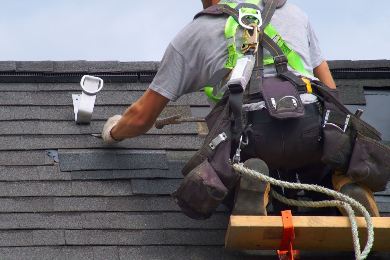 What to Do During a Roof Emergency in Jacksonville, Florida